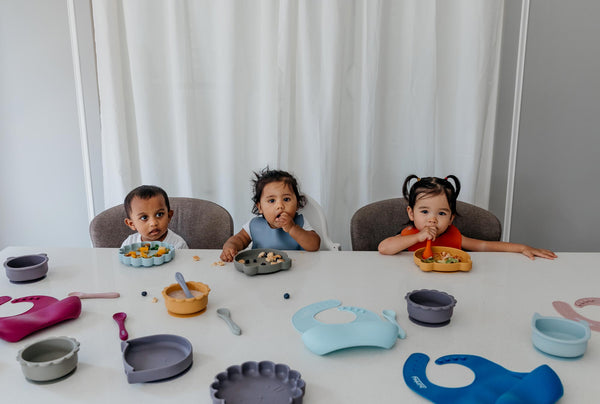 kids eating with silicone plates